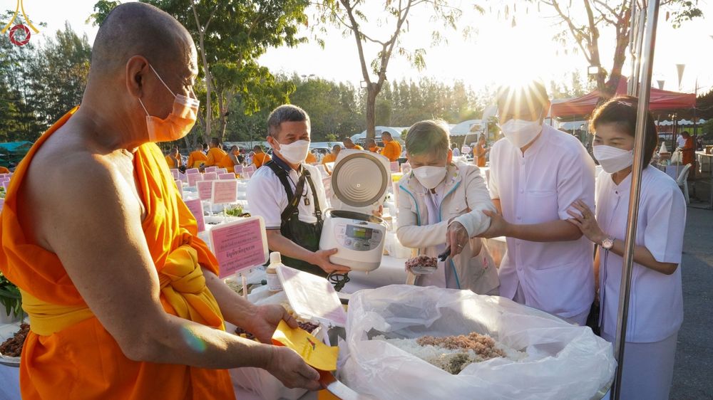 ภาพ No.71352:พิธีถวายภัตตาหารเป็นสังฆทาน แด่คณะพระธรรมยาตราฯ ในโครงการธรรมยาตรากตัญญูบูชา มหาปูชนียาจารย์ พระมงคลเทพมุนี(สด จนฺทสโร) พระผู้ปราบมาร อนุสรณ์สถาน 7 แห่ง ปีที่ 11 วันที่ 15 มกราคม พ.ศ. 2566