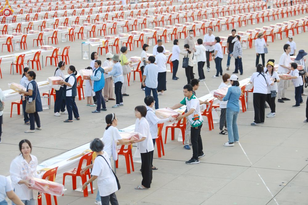 ภาพ No.322605:วันที่ 17 เมษายน พ.ศ.2569 การเรียงกล่องไทยธรรม เรียงน้ำดื่ม เรียงร่ม ณ ลานธรรมพระมหาธรรมกายเจดีย์ เพื่องานถวายมหาสังฆทาน 40,000 กว่าวัดทั่วประเทศ วันคุ้มครองโลก 22 เมษายน พ.ศ.2569 วัดพระธรรมกาย