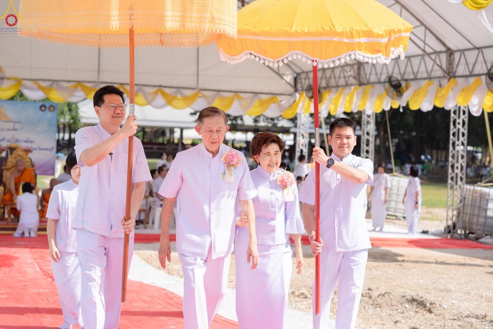 ภาพ No.331414:วันที่ 31 พฤษภาคม พ.ศ.2569 พิธีทอดผ้าป่าและตอกเสาเข็มมงคลต้นแรก องค์พระเจดีย์เพื่อสร้างสันติภาพโลก  ณ ธุดงคสถานพัฒนานิคม จังหวัดลพบุรี