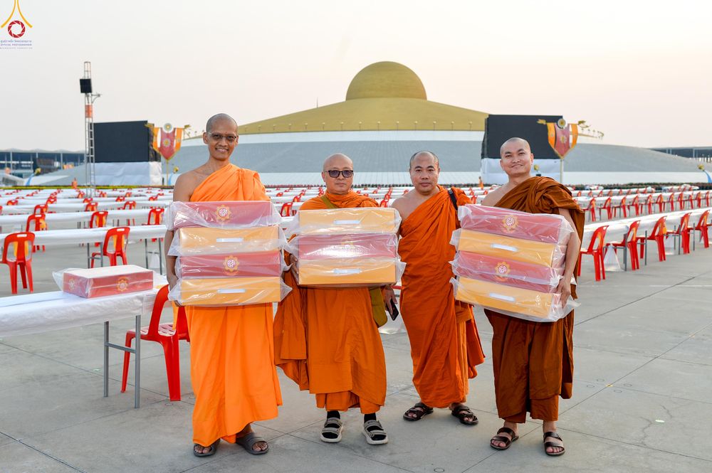 ภาพ No.323130:วันที่ 19 เมษายน พ.ศ.2569 การเรียงกล่องไทยธรรม , เตรียมงานจราจร เพื่องานถวายมหาสังฆทาน 40,000 กว่าวัดทั่วประเทศ วันคุ้มครองโลก 22 เมษายน พ.ศ.2569 วัดพระธรรมกาย