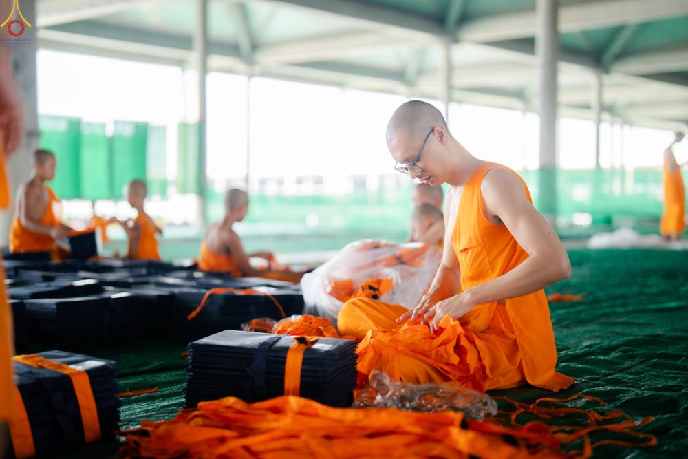 ภาพ No.323007:วันที่ 17-19 เมษายน พ.ศ.2569 การปูผ้ากระสอบขาว , เตรียมจุดฉัน , เตรียมจุดพักค้าง เพื่องานถวายมหาสังฆทาน 40,000 กว่าวัดทั่วประเทศ วันคุ้มครองโลก 22 เมษายน พ.ศ.2569 วัดพระธรรมกาย