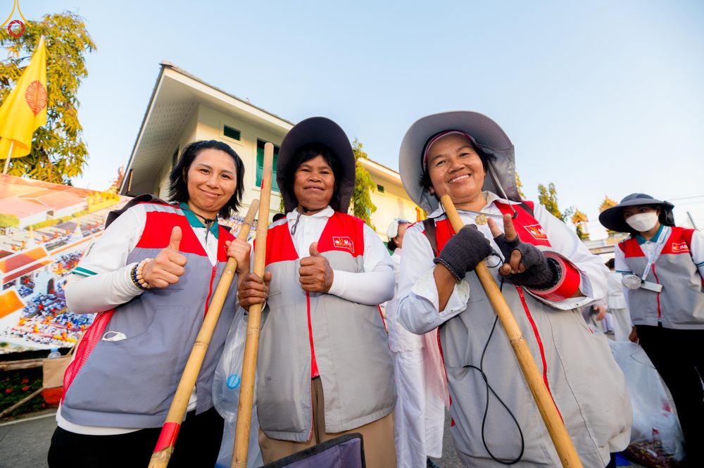 ภาพ No.300622:ภาพเบื้องหลังอาสาสมัครรวมใจ ชุดที่ 3 ในโครงการธรรมยาตรา กตัญญูบูชา มหาปูชนียาจารย์ พระมงคลเทพมุนี(สด จนฺทสโร) พระผู้ปราบมาร อนุสรณ์สถาน 7 แห่ง ปีที่ 14