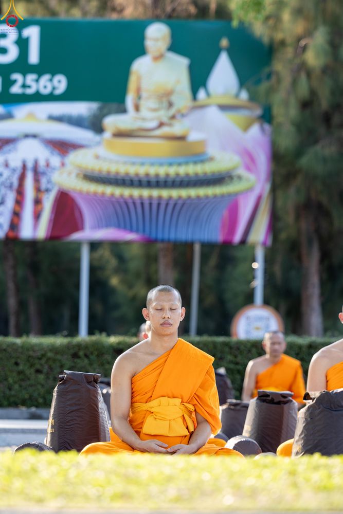 ภาพ No.281606:วันที่ 24 ธันวาคม พ.ศ.2568 พระธรรมยาตรา ปฏิบัติธรรม และถ่ายภาพหมู่ประวัติศาสตร์ ณ ลานหน้ามหาวิหารพระมงคลเทพมุนีฯ วัดพระธรรมกาย