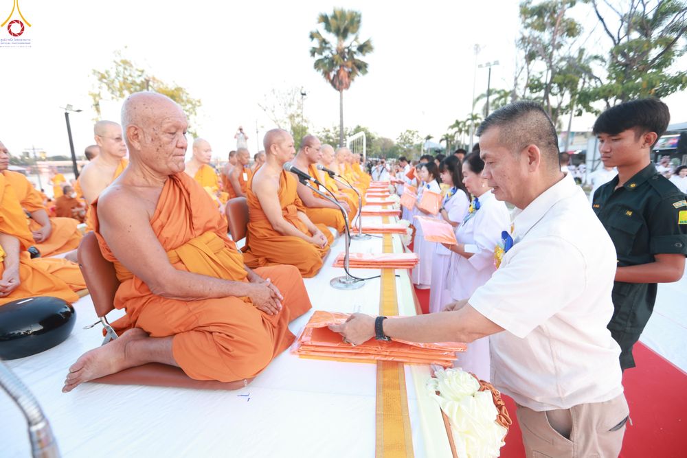 ภาพ No.284191:วันเสาร์ที่ 20 ธันวาคม พ.ศ.2568  พิธีตักบาตรพระ 10,000 รูป เนื่องในโอกาส 194 ปี จังหวัดกาญจนบุรี และอุทิศส่วนกุศลให้แด่บรรพชนทั้งหลาย บริเวณถนนสองแคว (Skywalk) เมืองกาญจนบุรี