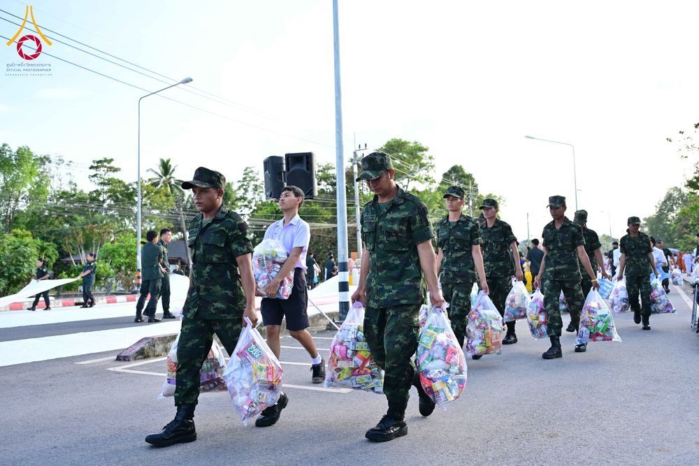 ภาพ No.281549:วันอาทิตย์ที่ 28 ธันวาคม พ.ศ.2568 ตักบาตรพระ 1000 รูป ปีที่ 1 ทำบุญเมืองสตูลส่งท้ายปี ณ หน้าโรงเรียนสตูลวิทยา จ.สตูล