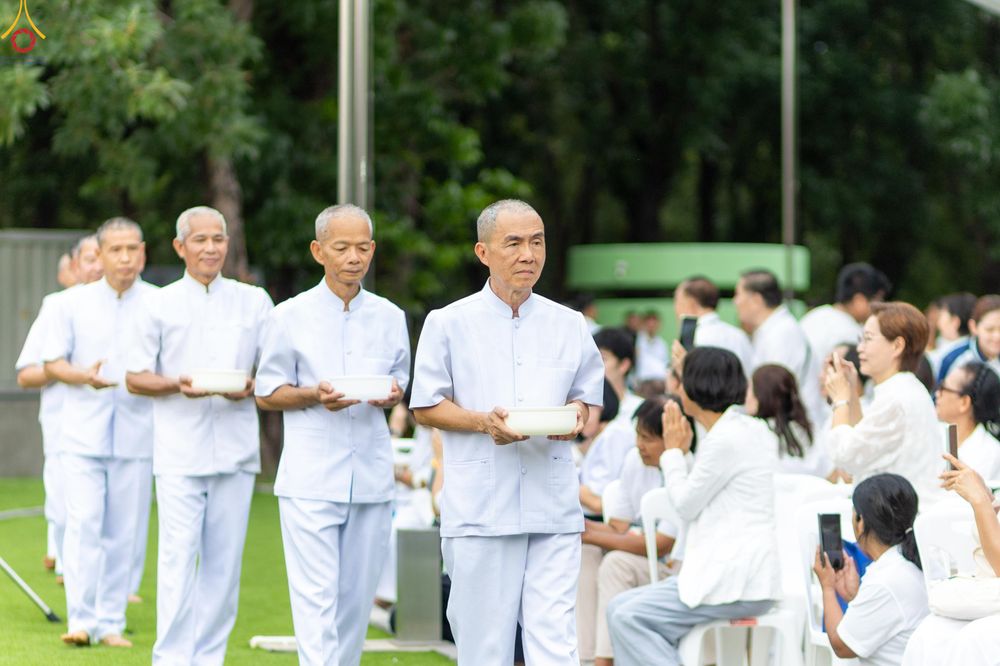 ภาพ No.330545:วันที่ 30 พฤษภาคม พ.ศ.2569 พิธีตัดปอยผมและปลงผม อุบาสกอุปสมบทอุทิศชีวิต 11 ท่าน (ภาพชุดที่ 2) ณ โบสถ์พระไตรปิฎก วัดพระธรรมกาย จังหวัดปทุมธานี