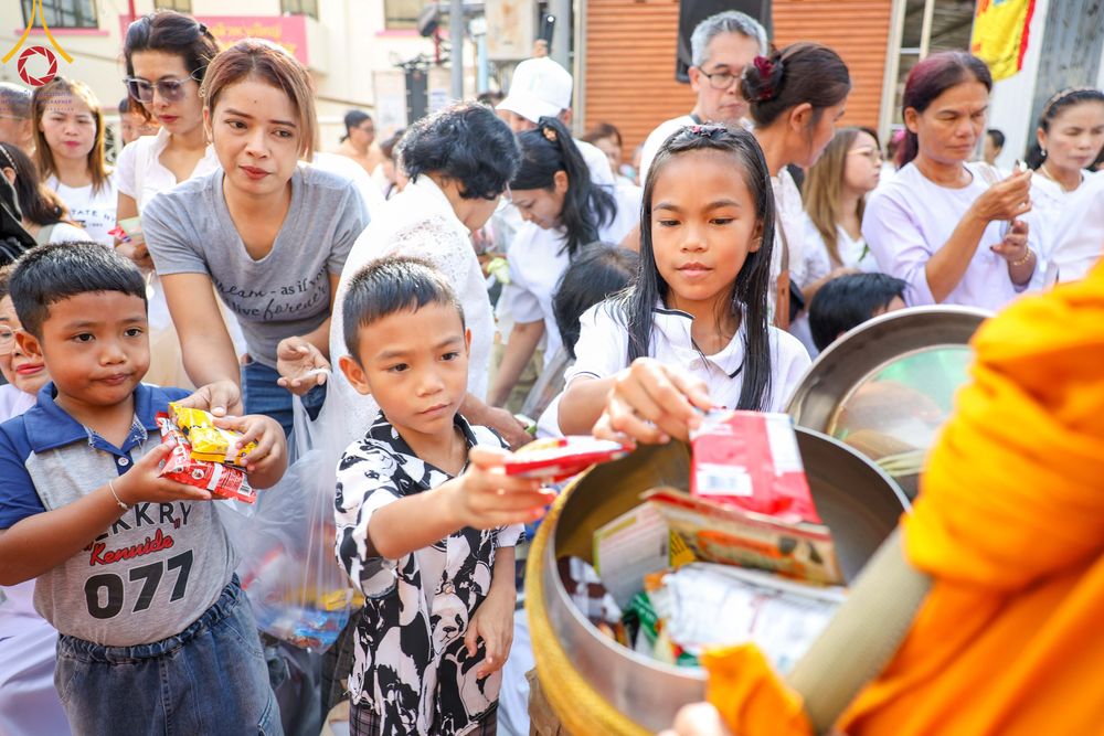 ภาพ No.343202:วันอาทิตย์ที่ 16 สิงหาคม พ.ศ.2569 พิธีตักบาตรพระ 10,000 รูป นานาชาติ ปีที่ 23 คณะสงฆ์ 4 ประเทศ 14 จังหวัดภาคใต้ น้อมถวายเป็นพุทธบูชา ทำบุญเพื่อแม่- พ่อ ณ ถนนนิพัทธ์อุทิศ 3 อ.หาดใหญ่ จ.สงขลา