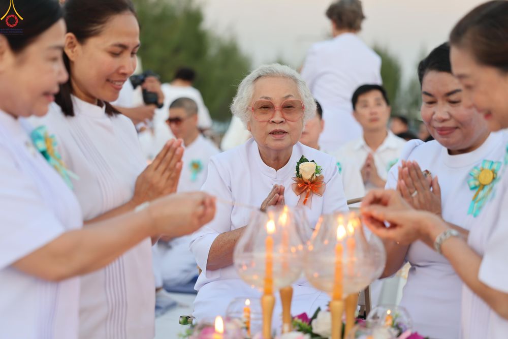 ภาพ No.302170:วันที่ 23 มกราคม พ.ศ. 2569 พิธีจุดประทีปธรรมถวายเป็นพุทธบูชา (ภาพชุดที่ 2) และบูชาธรรมมหาปูชนียาจารย์  ณ อนุสรณ์สถานลำดับที่ 5 สถานที่เผยแผ่วิชชาธรรมกายครั้งแรก อนุสรณ์สถานบางปลา วัดบางปลา อำเภอบางเลน จังหวัดนครปฐม ในโครงการธรรมยาตรา กตัญญูบูชา มหาปูชนีย