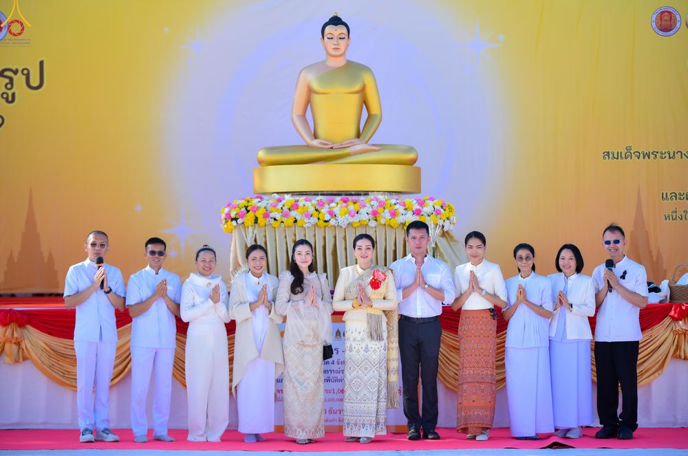 ภาพ No.280268:วันอังคารที่ ๓๐ ธันวาคม พ.ศ. ๒๕๖๘ พิธีตักบาตรพระ ๑,๐๖๙ รูป จังหวัดกาฬสินธุ์   ณ บริเวณสนามหน้าศาลากลาง จังหวัดกาฬสินธุ์ (หลังเก่า)