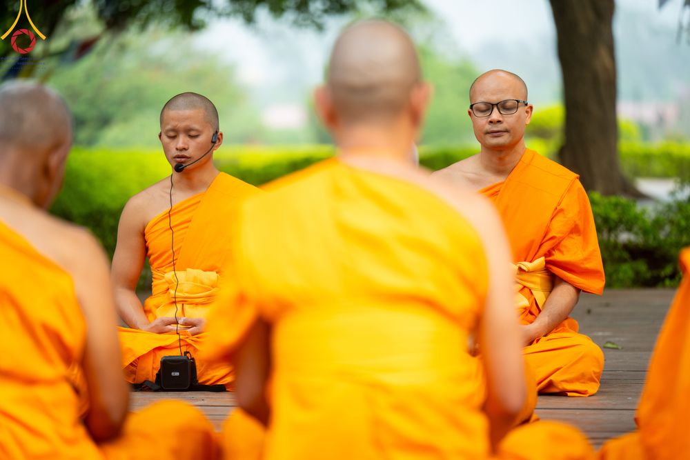 ภาพ No.314641:วันที่ 20 มีนาคม พ.ศ. 2569 พระอาจารย์ แนะนำการปฏิบัติธรรมให้แก่สามเณร  โครงการบรรพชาสามเณร 500 รูป เนปาล ณ วิหารมายาเทวี ประเทศเนปาล