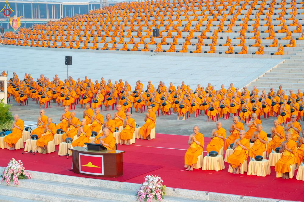 ภาพ No.279748:วันที่ 1 มกราคม พ.ศ.2569 พิธีตักบาตรในวันขึ้นปีใหม่ ณ ลานธรรม วัดพระธรรมกาย