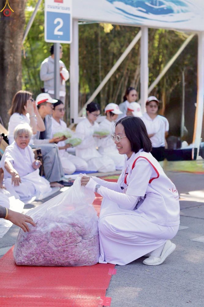 ภาพ No.295995:ภาพเบื้องหลังอาสาสมัครรวมใจ ชุดที่ 1 ในโครงการธรรมยาตรา กตัญญูบูชา มหาปูชนียาจารย์ พระมงคลเทพมุนี(สด จนฺทสโร) พระผู้ปราบมาร อนุสรณ์สถาน 7 แห่ง ปีที่ 14