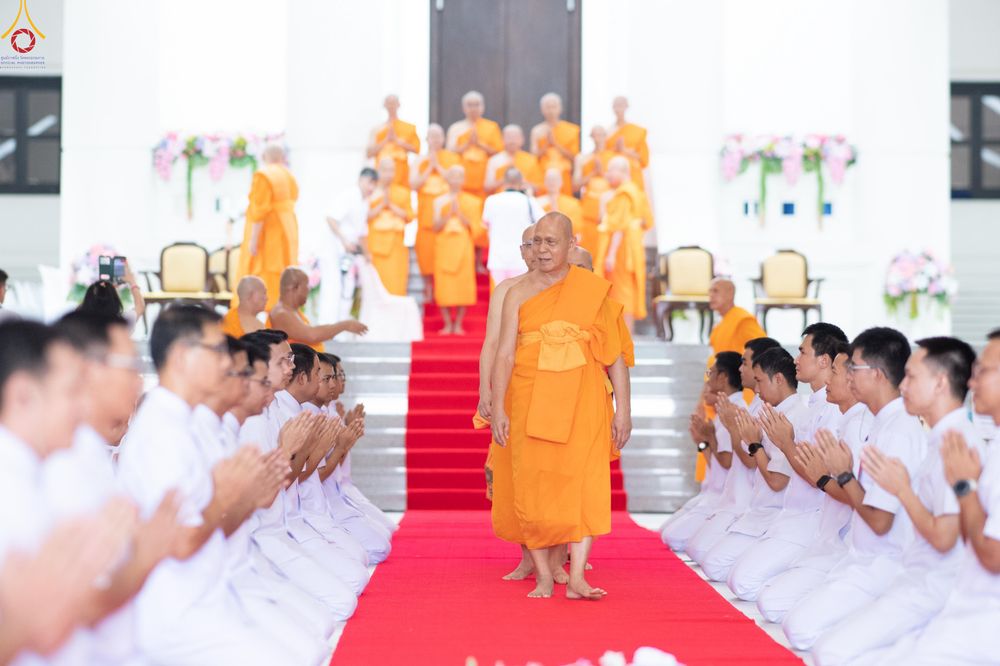 ภาพ No.330803:วันวิสาขบูชา อาทิตย์ที่ 31 พฤษภาคม พ.ศ.2569 พิธีบรรพชาสามเณรอุบาสก 11 ท่าน , พิธีถวายบาตรผ้าไตร และจตุปัจจัยไทยธรรม แด่สามเณร , พิธีอุปสมบทอุทิศชีวิต , พิธีกล่าวคำกัปปิยภัณฑ์  ณ อุโบสถพระไตรปิฎก วัดพระธรรมกาย จังหวัดปทุมธานี
