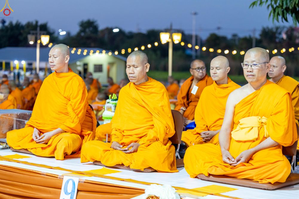 ภาพ No.282558:วันเสาร์ที่ 20 ธันวาคม พ.ศ.2568 พิธีตักบาตรพระ 10,000 รูป (ชุด 2) เนื่องในโอกาส 194 ปี จังหวัดกาญจนบุรี และอุทิศส่วนกุศลให้แด่บรรพชนทั้งหลาย บริเวณถนนสองแคว (Skywalk) เมืองกาญจนบุรี