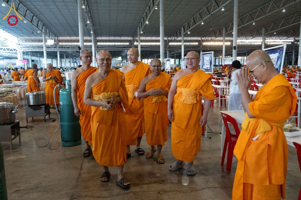 ภาพ No.287400:วันที่ 3 มกราคม พ.ศ.2569 พิธีถวายภัตตาหารเป็นสังฆทาน แด่พระธรรมยาตรา ณ วัดพระธรรมกาย  จังหวัดปทุมธานี ในโครงการธรรมยาตรา กตัญญูบูชา มหาปูชนียาจารย์ พระมงคลเทพมุนี(สด จนฺทสโร) พระผู้ปราบมาร อนุสรณ์สถาน 7 แห่ง ปีที่ 14