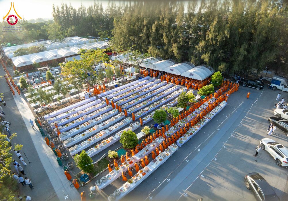 ภาพ No.288154:วันที่ 4 มกราคม พ.ศ. 2569 พิธีถวายภัตตาหารเป็นสังฆทาน แด่พระธรรมยาตรา ในโครงการธรรมยาตรา กตัญญูบูชา มหาปูชนียาจารย์ พระมงคลเทพมุนี(สด จนฺทสโร) พระผู้ปราบมาร อนุสรณ์สถาน 7 แห่ง ปีที่ 14 ณ อนุสรณ์สถานมหาวิหารพระมงคลเทพมุนี (โลตัสแลนด์) อ.สองพี่น้อง จ.สุพรร