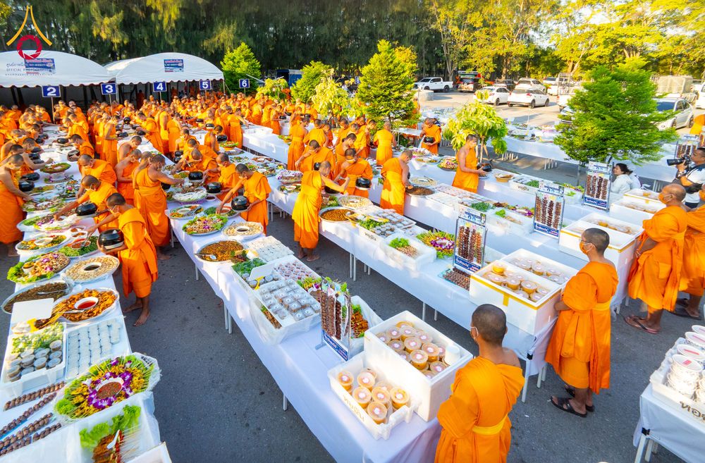 ภาพ No.293586:วันที่ 13 มกราคม พ.ศ. 2569 พิธีถวายภัตตาหารเป็นสังฆทาน แด่พระธรรมยาตรา ณ อนุสรณ์สถานมหาวิหารพระมงคลเทพมุนี (โลตัสแลนด์) อ.สองพี่น้อง จ.สุพรรณบุรี ในโครงการธรรมยาตรา กตัญญูบูชา มหาปูชนียาจารย์ พระมงคลเทพมุนี(สด จนฺทสโร) พระผู้ปราบมาร อนุสรณ์สถาน 7 แห่ง ปี