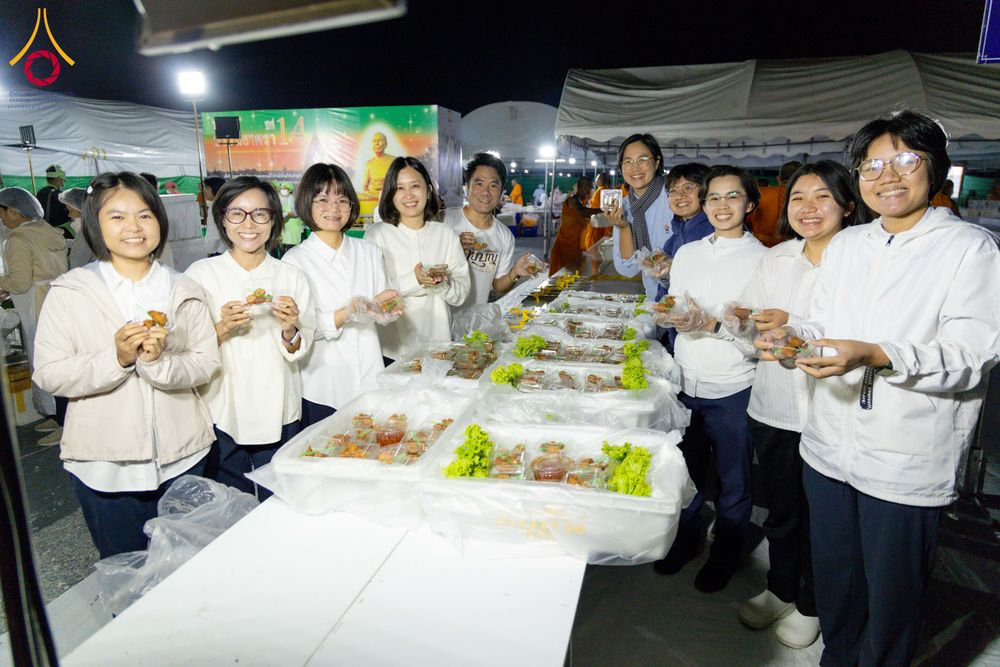 ภาพ No.290718:วันที่ 9 มกราคม พ.ศ. 2569 พิธีถวายภัตตาหารเป็นสังฆทาน แด่พระธรรมยาตรา ณ อนุสรณ์สถานคลองบางนางแท่น อ.สามพราน จ.นครปฐม ในโครงการธรรมยาตรา กตัญญูบูชา มหาปูชนียาจารย์ พระมงคลเทพมุนี(สด จนฺทสโร) พระผู้ปราบมาร อนุสรณ์สถาน 7 แห่ง ปีที่ 14