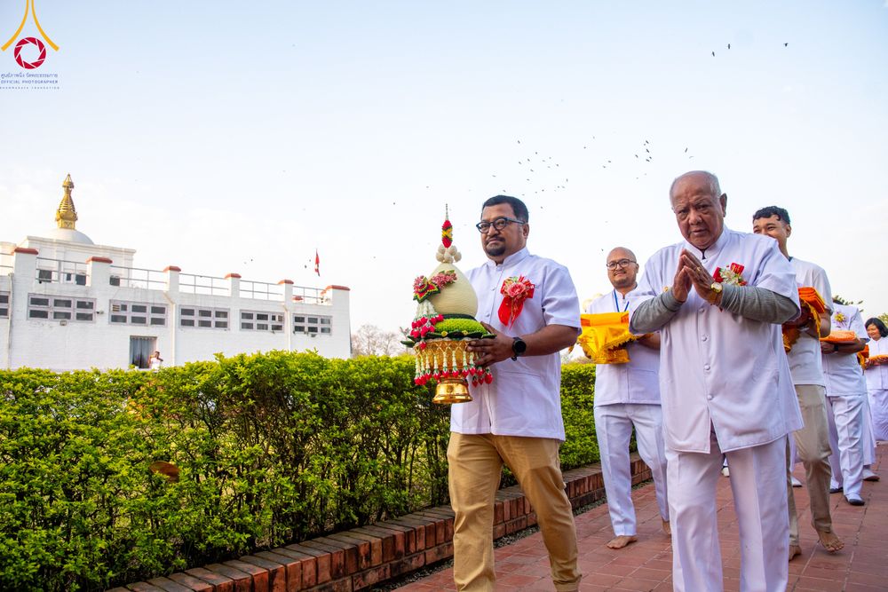 ภาพ No.314054:วันจันทร์ที่ 16 มีนาคม พ.ศ. 2569 พิธีเวียนเทียนประทักษิณ และพิธีบรรพชาสามเณร 500 รูป ณ วิหารมายาเทวี ประเทศเนปาล