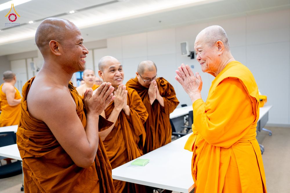 ภาพ No.323377:หลวงพ่อทัตตชีโว รองเจ้าอาวาสวัดพระธรรมกาย ถวายการต้อนรับปฏิสันถารคณะสงฆ์จากประเทศศรีลังกา