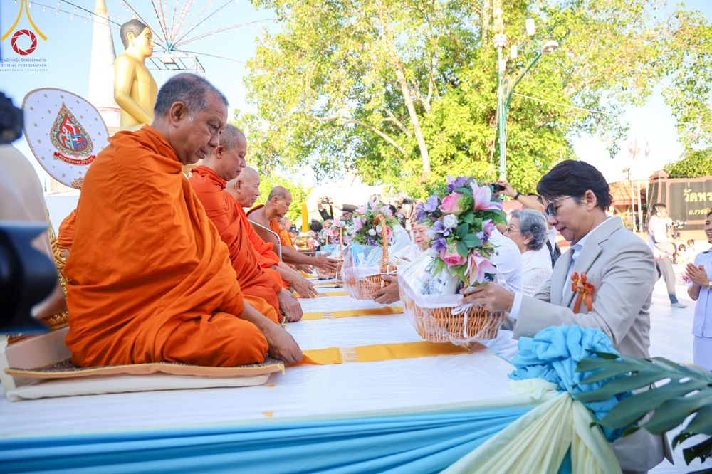 ภาพ No.311214:วันเสาร์ที่ 28 กุมภาพันธ์ พ.ศ. 2569 พิธีตักบาตรพระมหากุศล 11,250 รูป เฉลิมฉลอง 1,250 ปีศรีธรรมราชเจดีย์ สู่มรดกโลก ณ ถนนราชดำเนิน บริเวณหน้าวัดพระมหาธาตุวรมหาวิหาร อ.เมือง จ.นครศรีธรรมราช