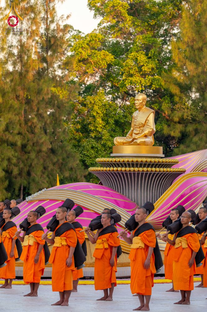 ภาพ No.290654:วันที่ 8 มกราคม พ.ศ. 2569 พระธรรมยาตราปฏิบัติธรรม และถ่ายภาพหมู่ประวัติศาสตร์ ในโครงการธรรมยาตรา กตัญญูบูชามหาปูชนียาจารย์ พระมงคลเทพมุนี(สด จนฺทสโร) พระผู้ปราบมาร อนุสรณ์สถาน 7 แห่ง ปีที่ 14 ณ อนุสรณ์สถานคลองบางนางแท่น อ.สามพราน จ.นครปฐม