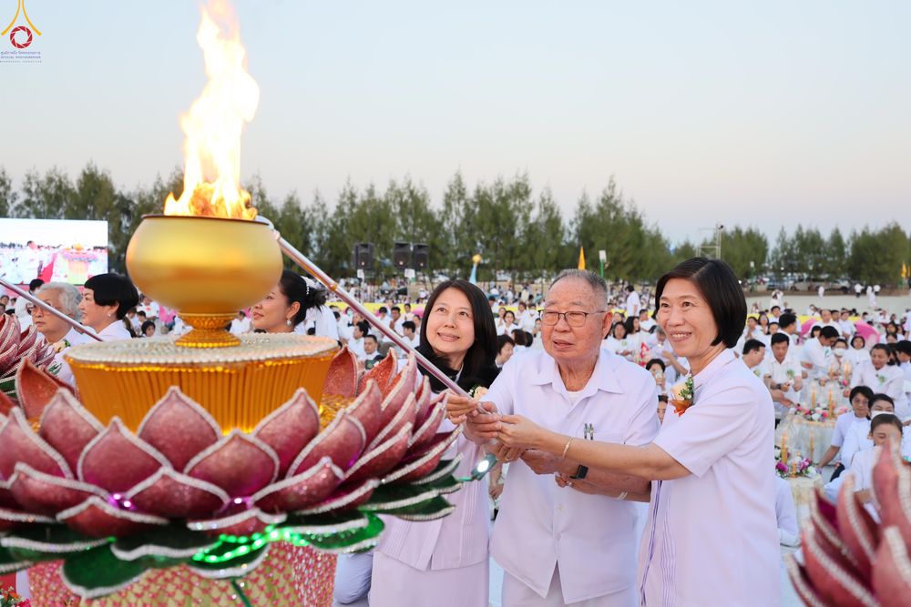 ภาพ No.302152:วันที่ 23 มกราคม พ.ศ. 2569 พิธีจุดประทีปธรรมถวายเป็นพุทธบูชา (ภาพชุดที่ 2) และบูชาธรรมมหาปูชนียาจารย์  ณ อนุสรณ์สถานลำดับที่ 5 สถานที่เผยแผ่วิชชาธรรมกายครั้งแรก อนุสรณ์สถานบางปลา วัดบางปลา อำเภอบางเลน จังหวัดนครปฐม ในโครงการธรรมยาตรา กตัญญูบูชา มหาปูชนีย