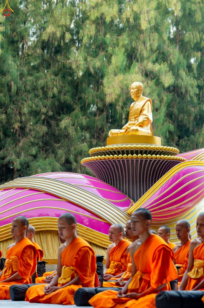 ภาพ No.288418:วันที่ 4 มกราคม พ.ศ. 2569 พระธรรมยาตราปฏิบัติธรรม และถ่ายภาพหมู่ประวัติศาสตร์ ในโครงการธรรมยาตรา กตัญญูบูชา มหาปูชนียาจารย์ พระมงคลเทพมุนี(สด จนฺทสโร) พระผู้ปราบมาร อนุสรณ์สถาน 7 แห่ง ปีที่ 14 ณ อนุสรณ์สถานมหาวิหารพระมงคลเทพมุนี (โลตัสแลนด์) อ.สองพี่น้อง