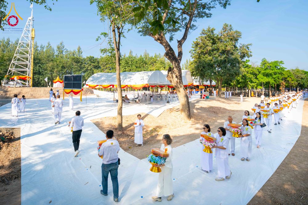 ภาพ No.285721:วันพุธที่ 10 ธันวาคม พ.ศ.2568  พิธีตอกเสาเข็มมงคลต้นสุดท้าย รองรับองค์พระเจดีย์เพื่อสร้างสันติภาพโลก ณ ศูนย์ปฏิบัติธรรมและศูนย์อบรมเยาวชน ชัยนาท