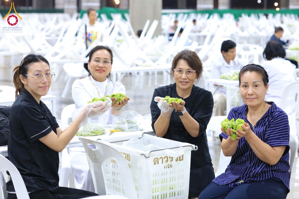 ภาพ No.303265:วันที่ 15-21 มกราคม พ.ศ.2569 ปลิดกลีบดอกเบญจทรัพย์ เพื่อโปรยต้อนรับพระธรรมยาตรา ในโครงการธรรมยาตรา กตัญญูบูชา มหาปูชนียาจารย์ พระมงคลเทพมุนี(สด จนฺทสโร) พระผู้ปราบมาร อนุสรณ์สถาน 7 แห่ง ปีที่ 14 ณ วิหารคด วัดพระธรรมกาย