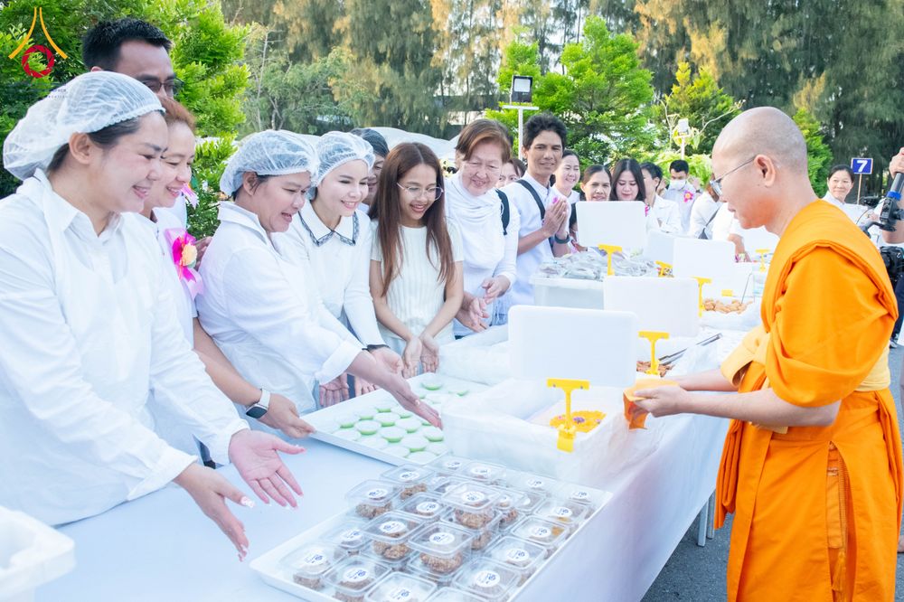 ภาพ No.288096:วันที่ 4 มกราคม พ.ศ. 2569 พิธีถวายภัตตาหารเป็นสังฆทาน แด่พระธรรมยาตรา ในโครงการธรรมยาตรา กตัญญูบูชา มหาปูชนียาจารย์ พระมงคลเทพมุนี(สด จนฺทสโร) พระผู้ปราบมาร อนุสรณ์สถาน 7 แห่ง ปีที่ 14 ณ อนุสรณ์สถานมหาวิหารพระมงคลเทพมุนี (โลตัสแลนด์) อ.สองพี่น้อง จ.สุพรร