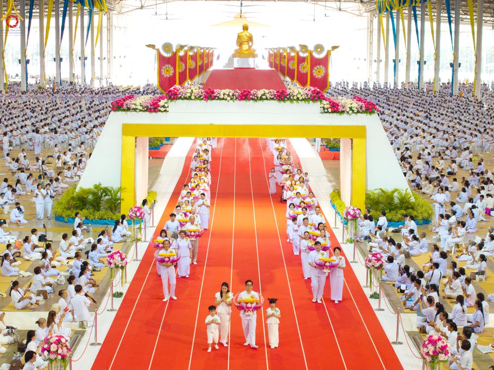 ภาพ No.318440:วันอาทิตย์ต้นเดือนที่ 5 เมษายน พ.ศ.2569 พิธีทอดผ้าป่าสมทบมหาสังฆทาน 40,000 กว่าวัดทั่วประเทศ ณ สภาธรรมกายสากล วัดพระธรรมกาย