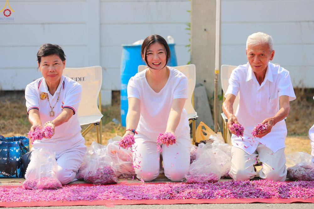 ภาพ No.299308:วันที่ 18 มกราคม พ.ศ. 2569 พิธีต้อนรับพระธรรมยาตรา ณ อนุสรณ์สถานลำดับที่ 5 สถานที่เผยแผ่วิชชาธรรมกายครั้งแรก อนุสรณ์สถานบางปลา วัดบางปลา อำเภอบางเลน จังหวัดนครปฐม ในโครงการธรรมยาตรา กตัญญูบูชา มหาปูชนียาจารย์ พระมงคลเทพมุนี(สด จนฺทสโร) พระผู้ปราบมาร อนุส