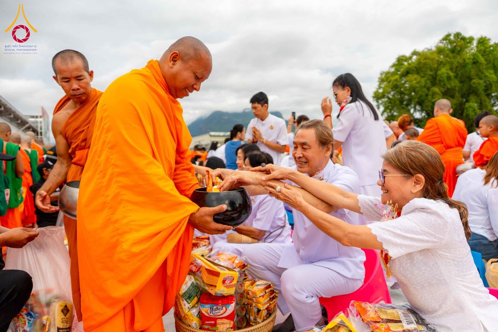 ภาพ No.330356:วันเสาร์ที่ 30 พฤษภาคม พ.ศ.2569 พิธีทำบุญฉลองครบรอบ 117 ปี เมืองเชียงดาว  ตักบาตรพระ 1,112 รูป และ พิธีทักษิณานุปาทานแด่พระนเรศวรมหาราช ณ ตลาดฟ้าเพียงดาว อ.เชียงดาว จ.เชียงใหม่