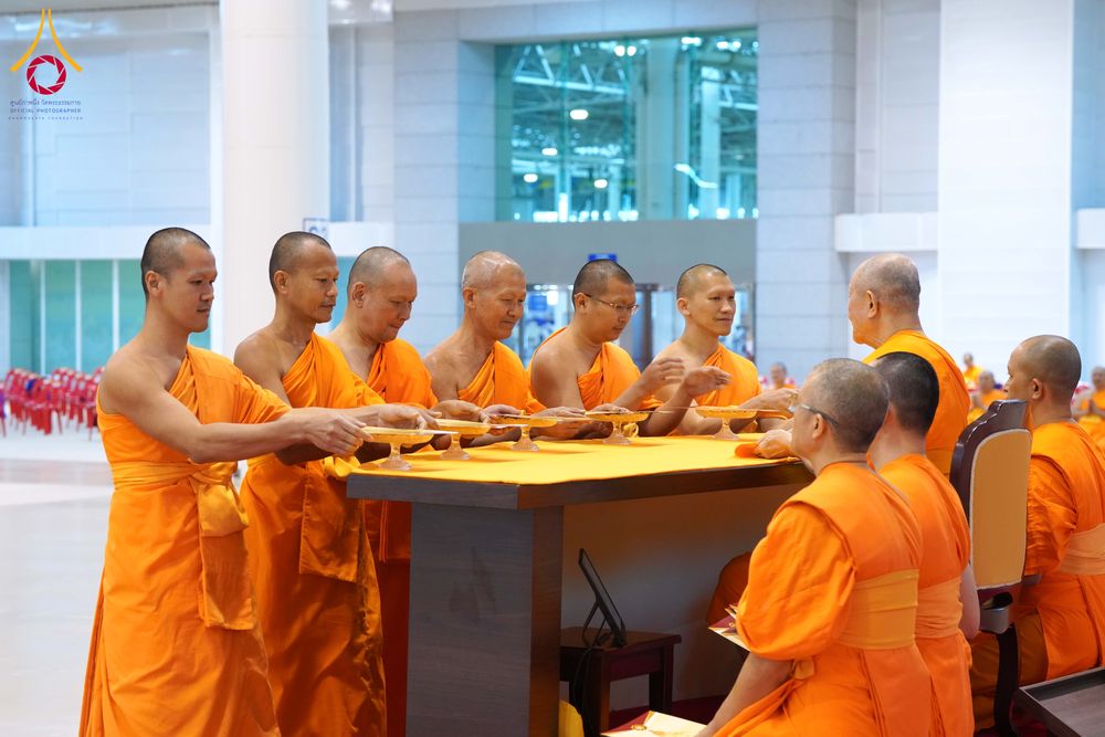 ภาพ No.284861:วันอาทิตย์ที่ 14 ธันวาคม พ.ศ.2568  พิธีปฏิบัติธรรม พิธีถวายภัตตาหารเป็นสังฆทาน พิธีมอบต้นสมบัติจักรพรรดิ ถวายแด่เจ้าอาวาสและประธานสงฆ์ 236 ศูนย์ส่งเสริมศีลธรรมทั่วโลก ณ สภาธรรมกายสากล วัดพระธรรมกาย