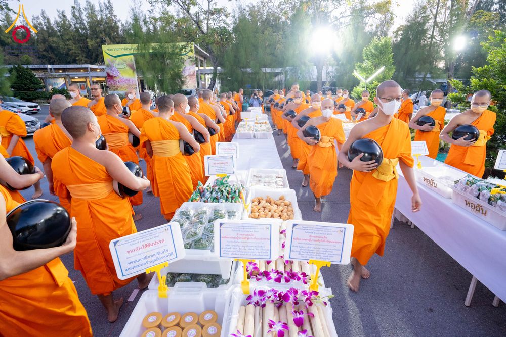 ภาพ No.288363:วันที่ 5 มกราคม พ.ศ. 2569 พิธีถวายภัตตาหารเป็นสังฆทาน แด่พระธรรมยาตรา ในโครงการธรรมยาตรา กตัญญูบูชา มหาปูชนียาจารย์ พระมงคลเทพมุนี(สด จนฺทสโร) พระผู้ปราบมาร อนุสรณ์สถาน 7 แห่ง ปีที่ 14 ณ อนุสรณ์สถานมหาวิหารพระมงคลเทพมุนี (โลตัสแลนด์) อ.สองพี่น้อง จ.สุพรร