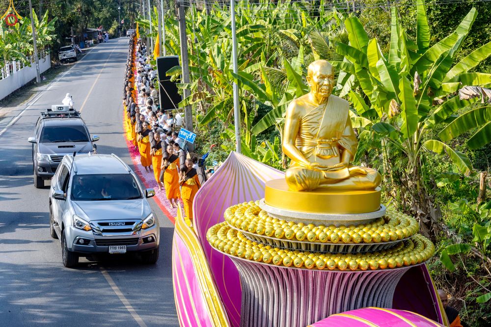ภาพ No.290437:วันที่ 7 มกราคม พ.ศ. 2569 พิธีต้อนรับพระธรรมยาตรา ณ อนุสรณ์สถานลำดับที่ 2  สถานที่ตั้งมโนปณิธานบวชตลอดชีวิต อนุสรณ์สถานคลองบางนางแท่น (ภาพชุดที่ 2) อ.สามพราน จ.นครปฐม ในโครงการธรรมยาตรา กตัญญูบูชา มหาปูชนียาจารย์ พระมงคลเทพมุนี(สด จนฺทสโร) พระผู้ปราบมาร 