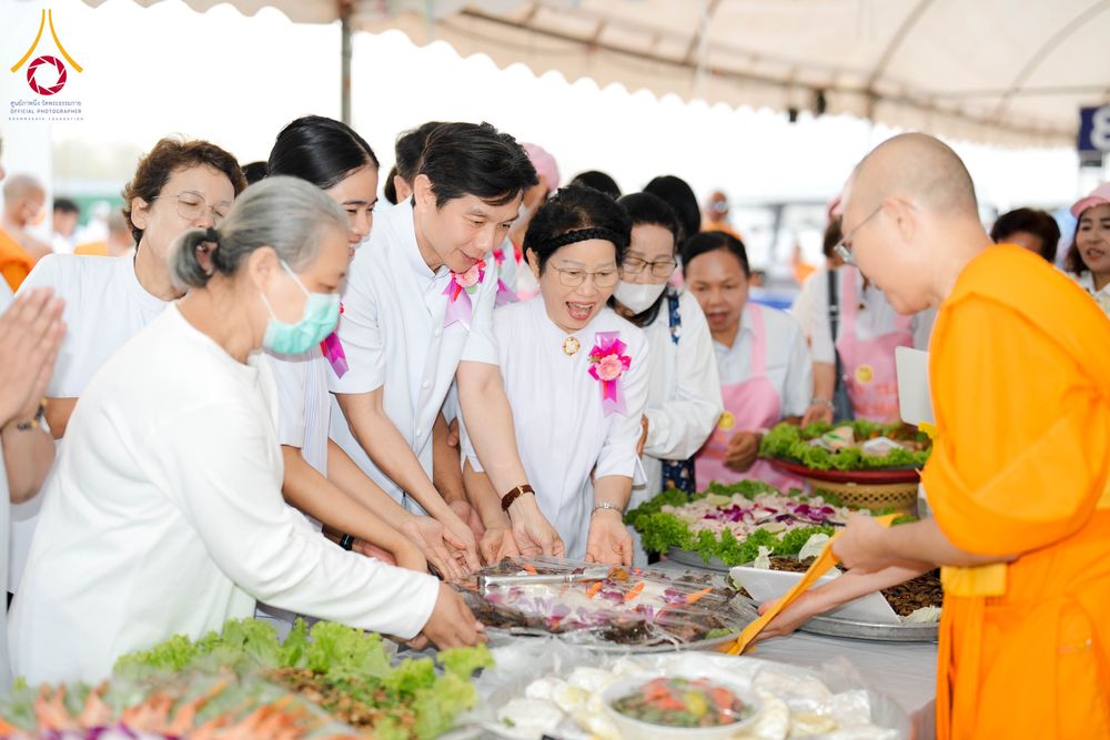 ภาพ No.299218:วันที่ 21 มกราคม พ.ศ. 2569 พิธีถวายภัตตาหารเป็นสังฆทาน แด่พระธรรมยาตรา ณ อนุสรณ์สถานบางปลา วัดบางปลา อำเภอบางเลน จังหวัดนครปฐม ในโครงการธรรมยาตรา กตัญญูบูชา มหาปูชนียาจารย์ พระมงคลเทพมุนี(สด จนฺทสโร) พระผู้ปราบมาร อนุสรณ์สถาน 7 แห่ง ปีที่ 14