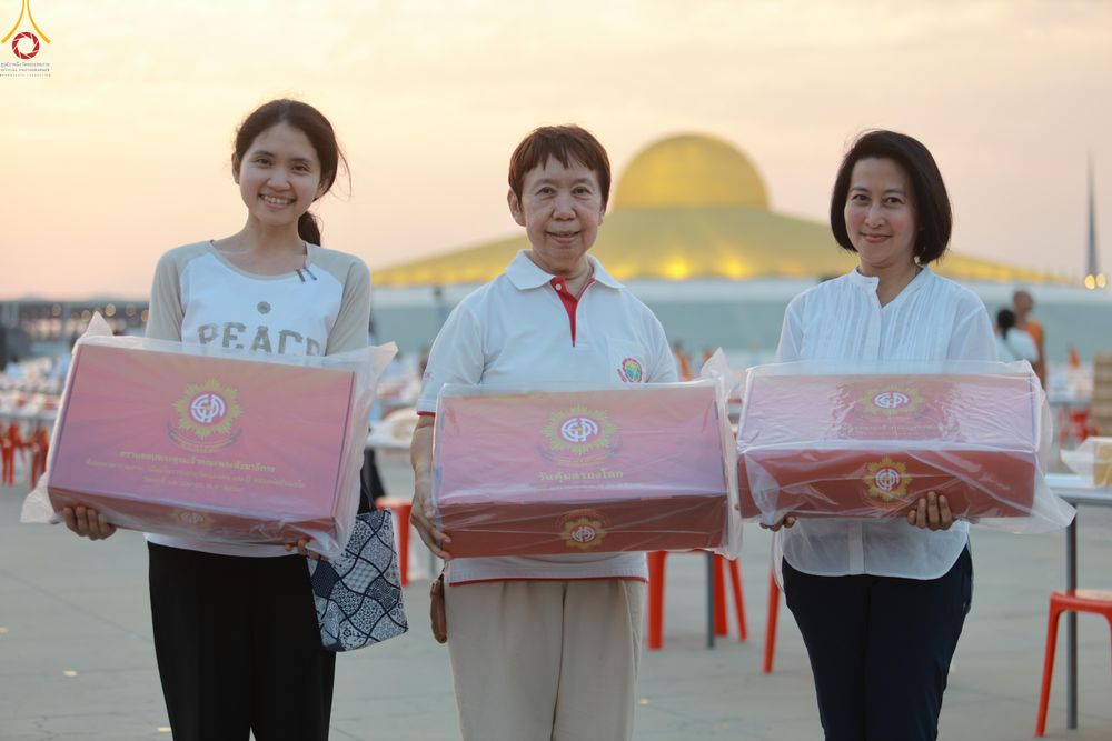 ภาพ No.322666:วันที่ 17 เมษายน พ.ศ.2569 การเรียงกล่องไทยธรรม เรียงน้ำดื่ม เรียงร่ม ณ ลานธรรมพระมหาธรรมกายเจดีย์ เพื่องานถวายมหาสังฆทาน 40,000 กว่าวัดทั่วประเทศ วันคุ้มครองโลก 22 เมษายน พ.ศ.2569 วัดพระธรรมกาย