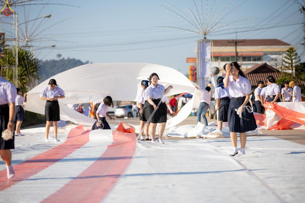 ภาพ No.281464:วันเสาร์ที่ 27 ธันวาคม พ.ศ.2568 พิธีตักบาตรพระ ๑,๐๐๐ รูป   เพื่อความเป็นสิริมงคลแก่ชีวิตและแผ่นดินไทย  มหากุศลครั้งยิ่งใหญ่แห่งปี ส่งท้ายปีเก่า ต้อนรับปีใหม่  ณ ถนนหน้าที่ว่าการอำเภอภูเรือ จังหวัดเลย