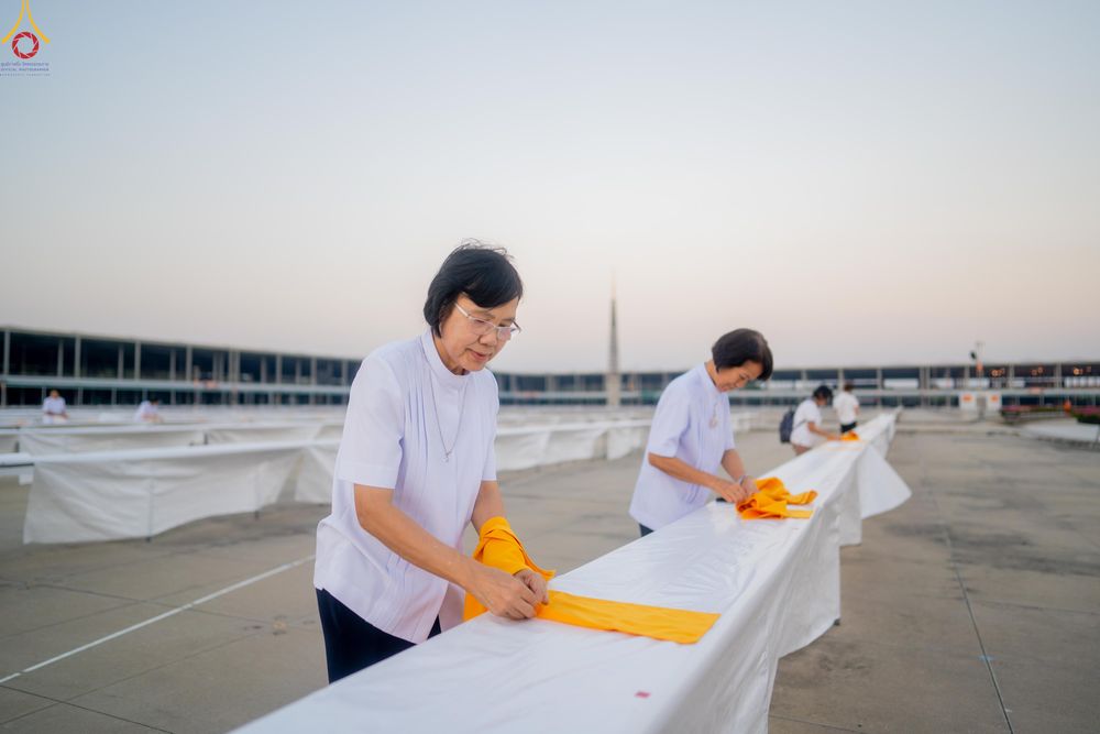 ภาพ No.321201:วันที่ 10-11 เมษายน พ.ศ.2569 การเตรียมกล่องไทยธรรม และการติดผ้ารับประเคน เพื่องานถวายมหาสังฆทาน 40,000 กว่าวัดทั่วประเทศ วันคุ้มครองโลก 22 เมษายน พ.ศ.2569 วัดพระธรรมกาย