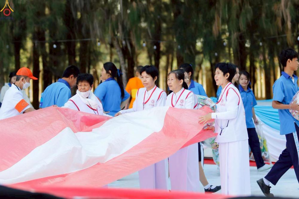 ภาพ No.300559:ภาพเบื้องหลังอาสาสมัครรวมใจ ชุดที่ 3 ในโครงการธรรมยาตรา กตัญญูบูชา มหาปูชนียาจารย์ พระมงคลเทพมุนี(สด จนฺทสโร) พระผู้ปราบมาร อนุสรณ์สถาน 7 แห่ง ปีที่ 14