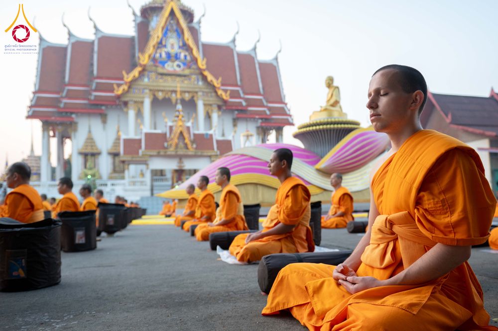 ภาพ No.297313:วันที่ 15 มกราคม พ.ศ.2569 พระธรรมยาตราปฏิบัติธรรมและถ่ายภาพหมู่ประวัติศาสตร์ อนุสรณ์สถานลำดับที่ 4 สถานที่เกิดด้วยกายธรรม  ณ วัดโบสถ์บน ต.บางคูเวียง จ.นนทบุรี ในโครงการธรรมยาตรา กตัญญูบูชา มหาปูชนียาจารย์ พระมงคลเทพมุนี(สด จนฺทสโร) พระผู้ปราบมาร อนุสรณ์ส