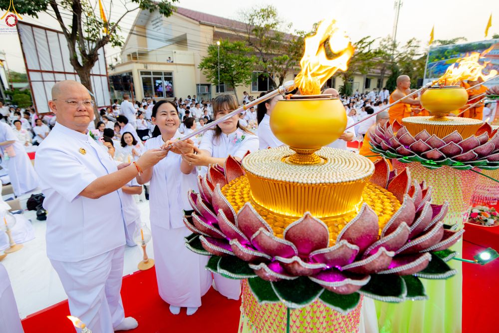 ภาพ No.297022:วันที่ 17 มกราคม พ.ศ. 2569 พิธีจุดประทีปถวายเป็นพุทธบูชา และบูชาธรรมมหาปูชนียาจารย์ (ภาพชุดที่ 2) ณ วัดโบสถ์บน ต.บางคูเวียง จ.นนทบุรี อนุสรณ์สถานลำดับที่ 4 สถานที่เกิดด้วยกายธรรม ในโครงการธรรมยาตรา กตัญญูบูชา มหาปูชนียาจารย์ พระมงคลเทพมุนี(สด จนฺทสโร) พร