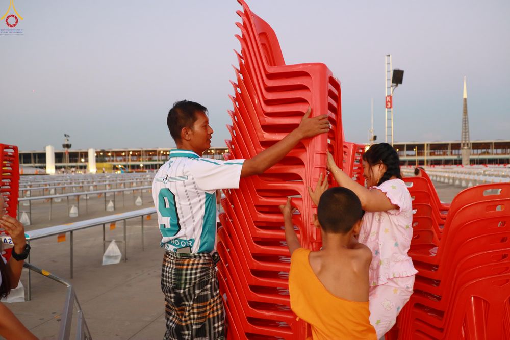 ภาพ No.322040:วันที่ 12 -13 เมษายน พ.ศ.2569 การเตรียมกล่องไทยธรรม + การขนย้ายเก้าอี้ เพื่องานถวายมหาสังฆทาน 40,000 กว่าวัดทั่วประเทศ วันคุ้มครองโลก 22 เมษายน พ.ศ.2569 วัดพระธรรมกาย