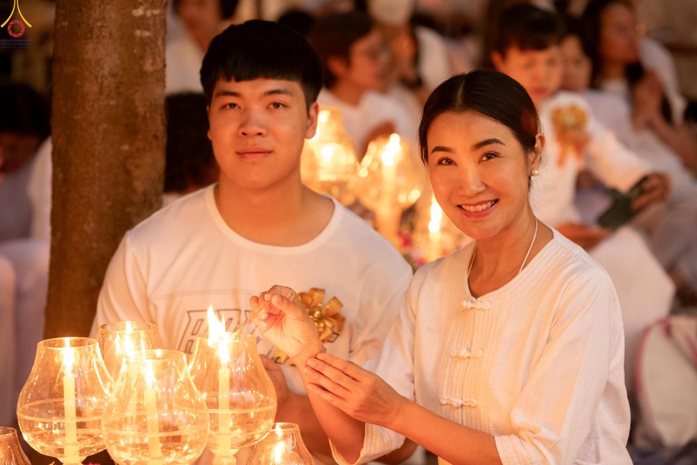 ภาพ No.290150:วันที่ 6 มกราคม พ.ศ. 2569 พิธีจุดประทีปถวายเป็นพุทธบูชา และบูชาธรรมมหาปูชนียาจารย์ (ภาพชุดที่ 2) ณ อนุสรณ์สถานมหาวิหารพระมงคลเทพมุนี (โลตัสแลนด์) อ.สองพี่น้อง จ.สุพรรณบุรี ในโครงการธรรมยาตรา กตัญญูบูชา มหาปูชนียาจารย์ พระมงคลเทพมุนี(สด จนฺทสโร) พระผู้ปรา