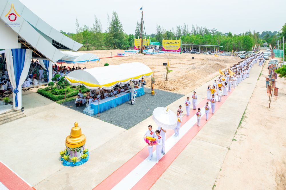 ภาพ No.327107:วันศุกร์ที่ 1 พฤษภาคม พ.ศ.2569 พิธีทอดผ้าป่า โปรยรัตนชาติ ตอกเสาเข็มมงคลต้นแรก สถาปนา “องค์พระเจดีย์เพื่อสร้างสันติภาพโลก” (แห่งแรกของภาคอีสาน) ณ ธุดงคสถานอำนาจเจริญ  อ.เมือง จ.อำนาจเจริญ