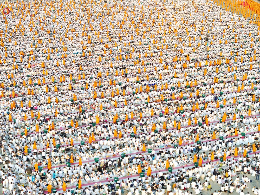 ภาพ No.279817:วันที่ 1 มกราคม พ.ศ.2569 พิธีตักบาตรในวันขึ้นปีใหม่ ณ ลานธรรม วัดพระธรรมกาย