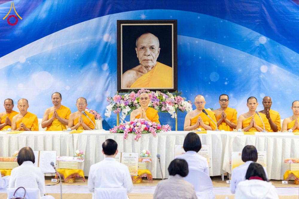 ภาพ No.292565:วันที่ 12 มกราคม พ.ศ. 2569 พิธีถวายภัตตาหารเป็นสังฆทาน แด่พระธรรมยาตรา ณ อนุสรณ์สถานมหาวิหารพระมงคลเทพมุนี (โลตัสแลนด์) อ.สองพี่น้อง จ.สุพรรณบุรี ในโครงการธรรมยาตรา กตัญญูบูชา มหาปูชนียาจารย์ พระมงคลเทพมุนี(สด จนฺทสโร) พระผู้ปราบมาร อนุสรณ์สถาน 7 แห่ง ปี