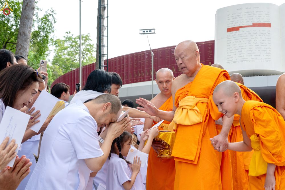 ภาพ No.330888:วันวิสาขบูชา อาทิตย์ที่ 31 พฤษภาคม พ.ศ.2569 พิธีบรรพชาสามเณรอุบาสก 11 ท่าน , พิธีถวายบาตรผ้าไตร และจตุปัจจัยไทยธรรม แด่สามเณร , พิธีอุปสมบทอุทิศชีวิต , พิธีกล่าวคำกัปปิยภัณฑ์  ณ อุโบสถพระไตรปิฎก วัดพระธรรมกาย จังหวัดปทุมธานี